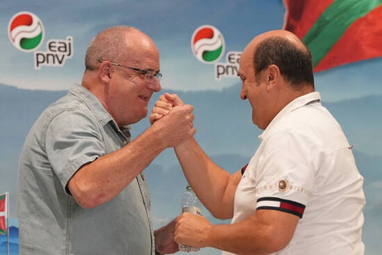 Egibar y Ortuzar se saludan en un acto en Zarautz.