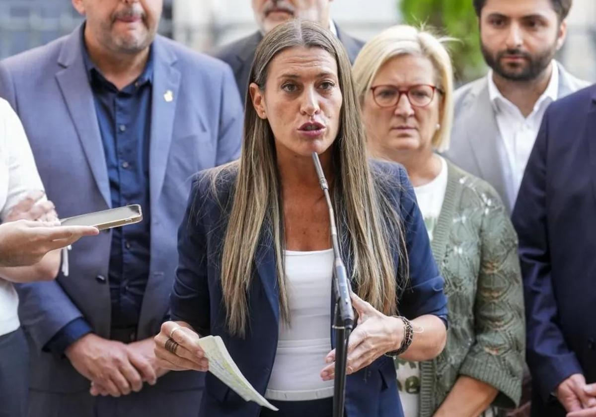 La portavoz de Junts en el Congreso, Miriam Nogueras, atiende a los medios en el patio del Congreso.