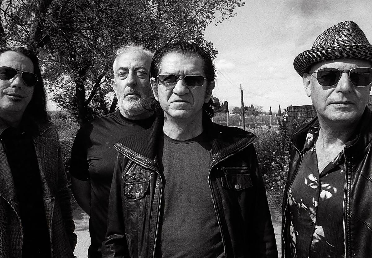 El cantante Antonio Arias, con sombrero, junto al resto del grupo granadino Lagartija Nick.