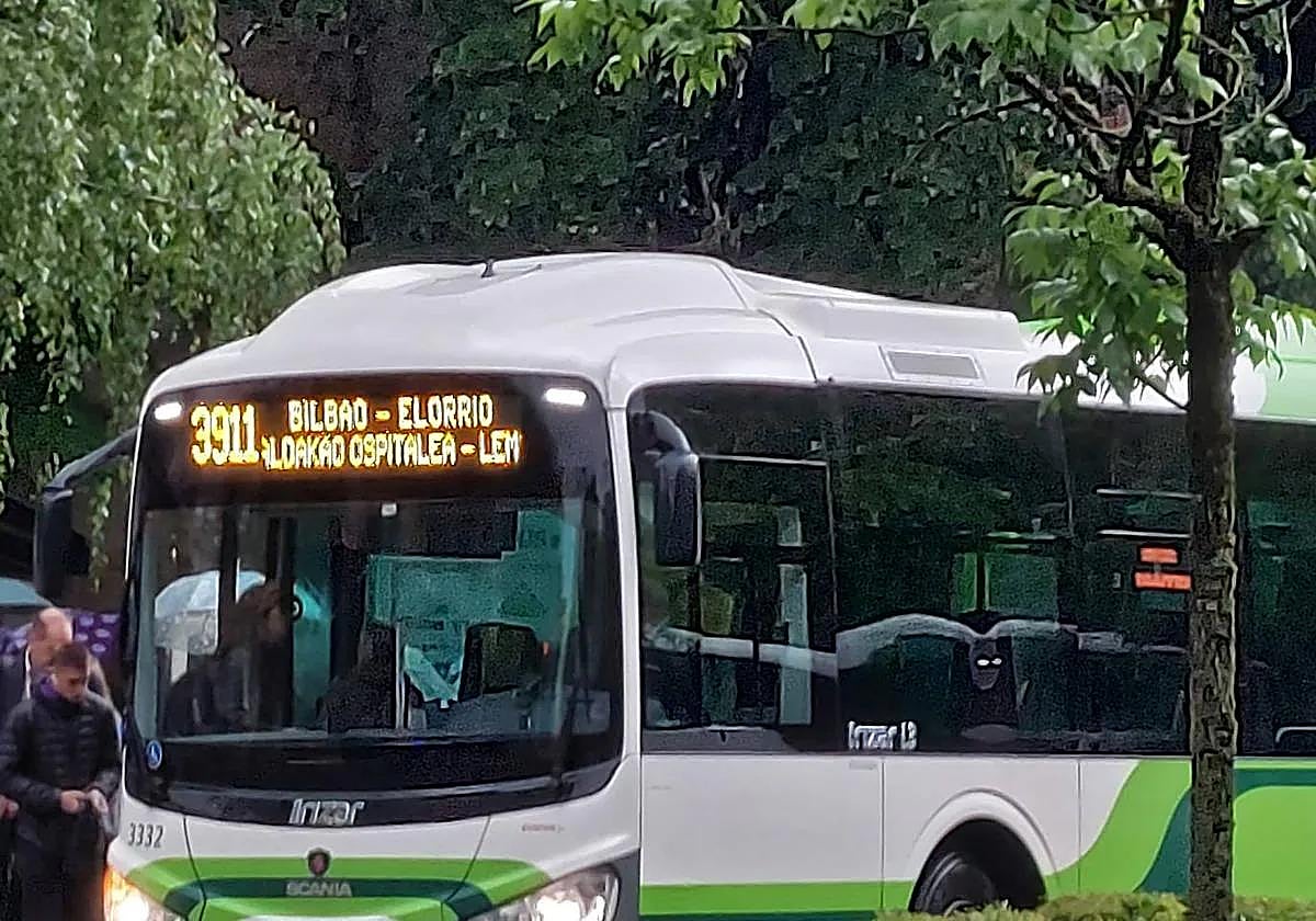 Imagen del autobús de Elorrio a Hospital Galdakao en una de las paradas.