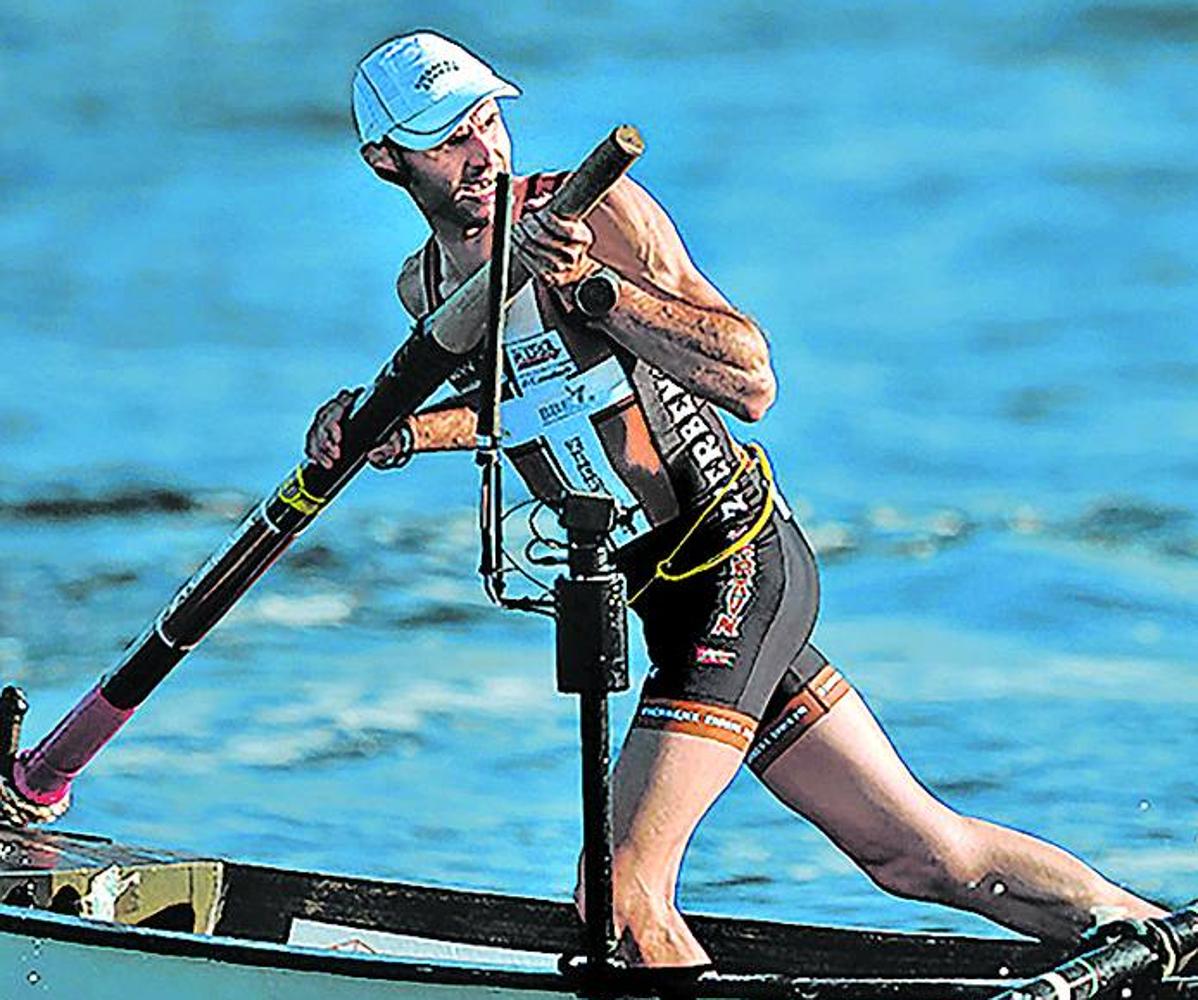 Borja Gómez en una regata con Zierbena.