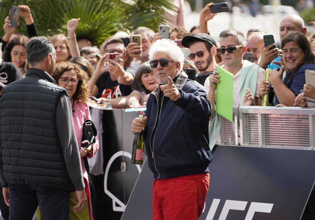 Pedro Almodóvar, con una botella de vino que le han regalado a su llegada a Donostia.