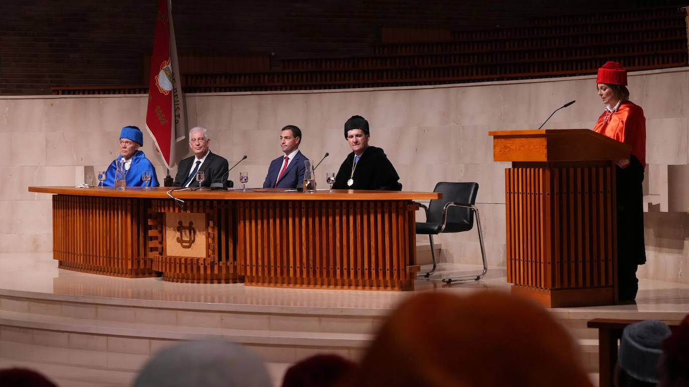El rector, Juan José Etxeberria, y el lehendakari Imanol Pradales en el acto de oficial de apertura del curso 2024-2025 de la Universidad de Deusto.