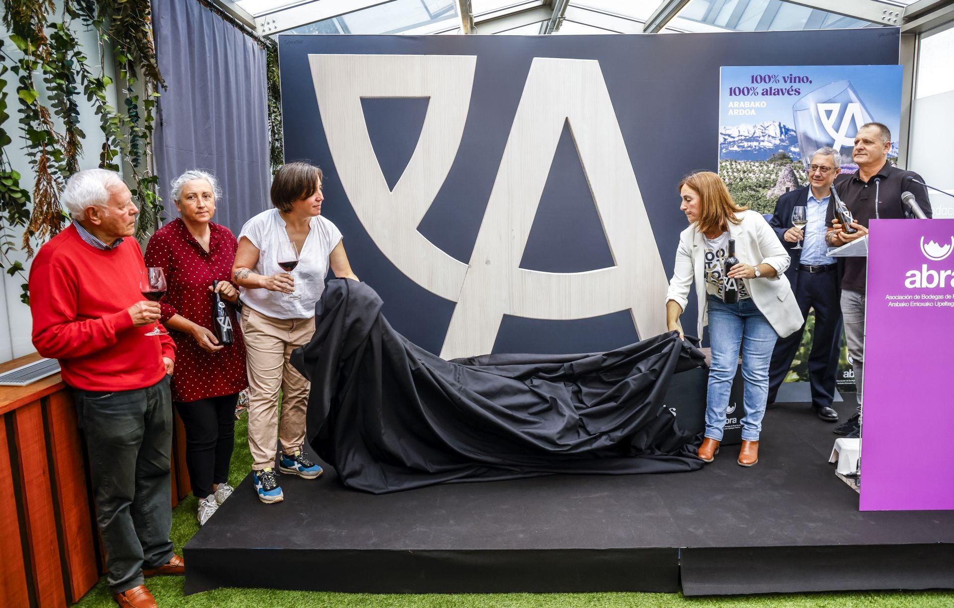 Momento en que los bodegueros de ABRA descubren su nuevo emblema.