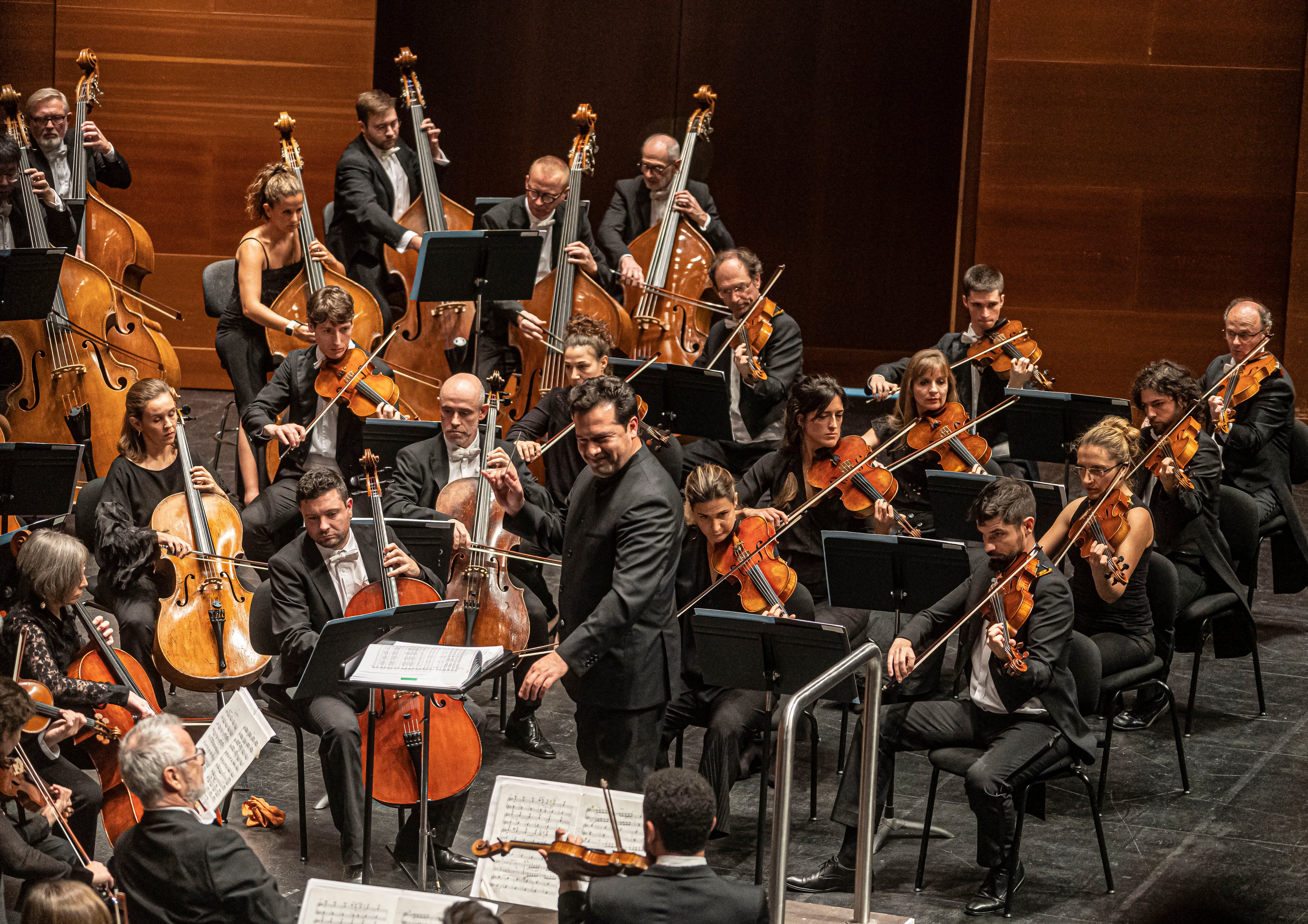 Euskadiko Orkestra, bajo la dirección de Robert Treviño.