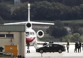 El Falcon, en la pista del aeropuerto de Vitoria.