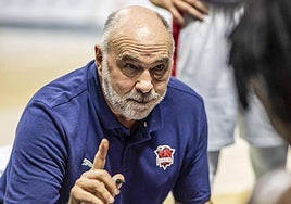 Pablo Laso da instrucciones con la pizarra durante su primera pretemporada como técnico azulgrana.