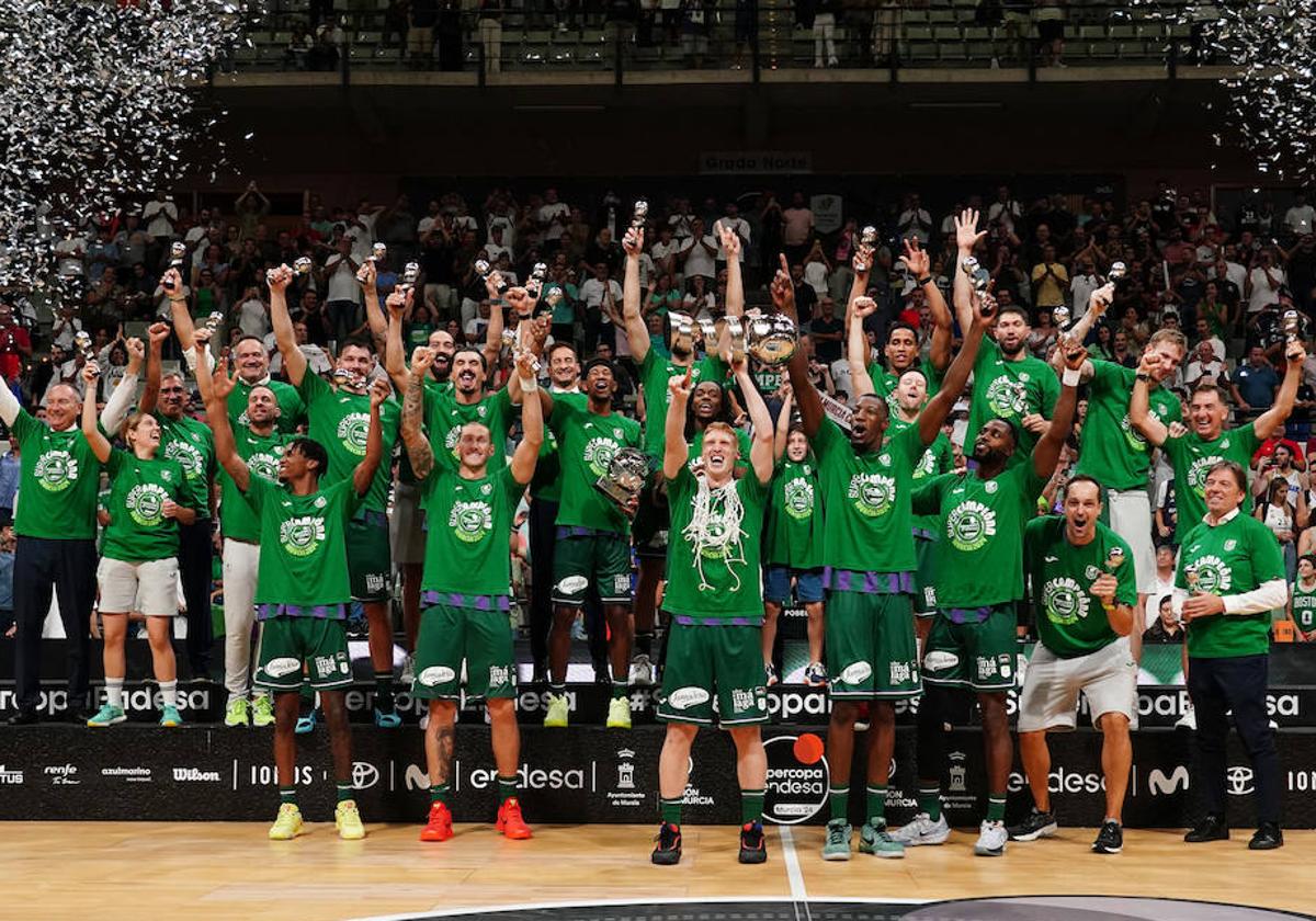 La plantilla del Unicaja celebra su reciente triunfo en la Supercopa.