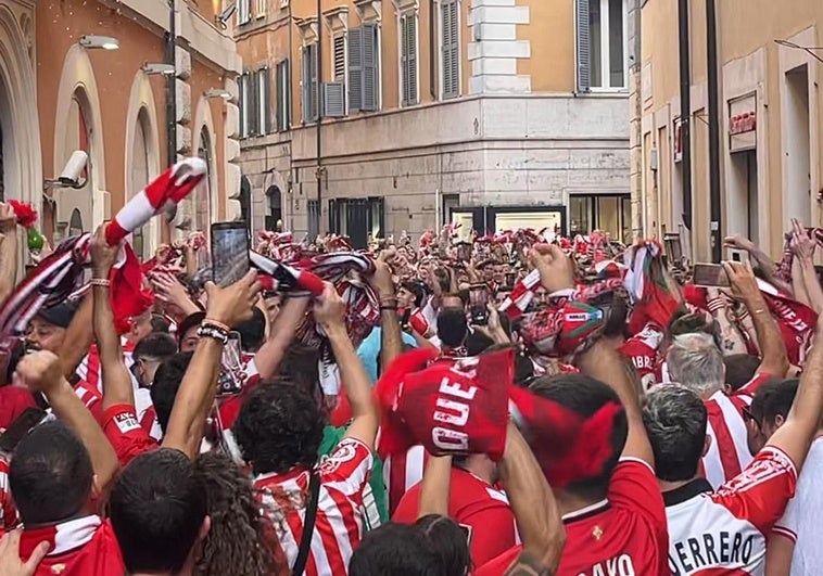 Todos los caminos llevan al Pozas romano: la afición del Athletic ruge en un poteo 'bravissimo'