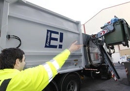 Un camión de recogida de residuos retira la basura de los contenedores en Erandio.