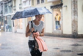 Una visitante en la calle Postas de Vitoria en septiembre.