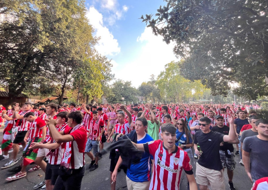 La afición del Athletic tiñe Roma de rojiblanco