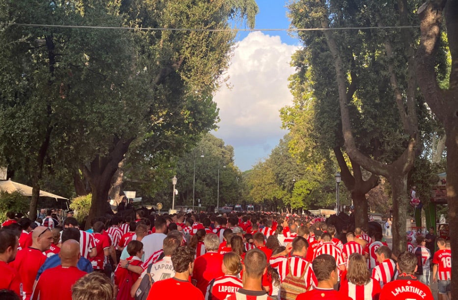 La afición del Athletic tiñe Roma de rojiblanco