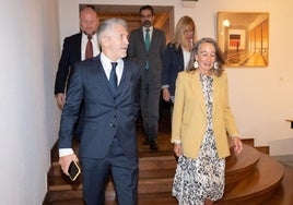 Fernando Grande-Marlaska, con la delegada del Gobierno en el País Vasco, Marisol Garmendia, este jueves en Bilbao.