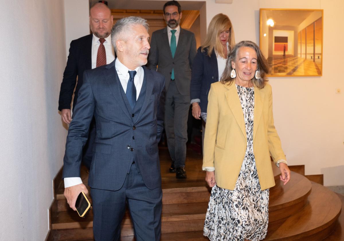 Fernando Grande-Marlaska, con la delegada del Gobierno en el País Vasco, Marisol Garmendia, este jueves en Bilbao.