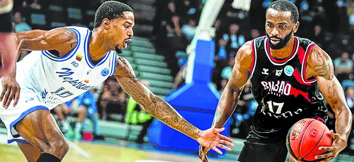 Marvin Jones busca irse de Johnson del Neptunas en el partido de ida de la Europe Cup jugado en Lituania.