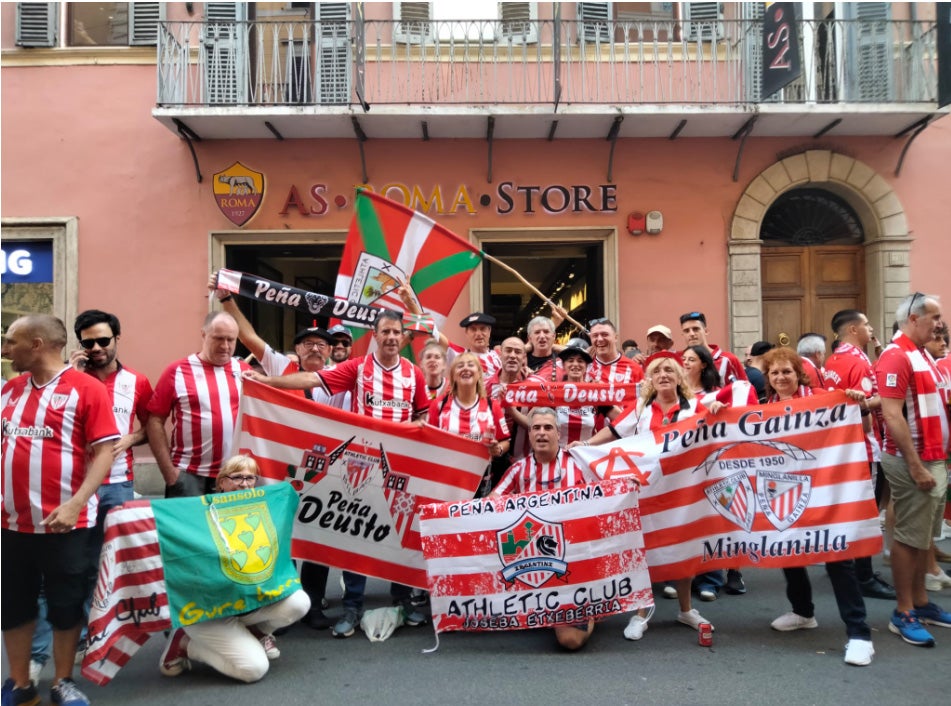 La afición del Athletic tiñe Roma de rojiblanco