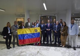 El lehendakari, Imanol Pradales, y el parlamentario del PNV Mikel Arruabarrena, junto a venezolanos residentes en Euskadi.