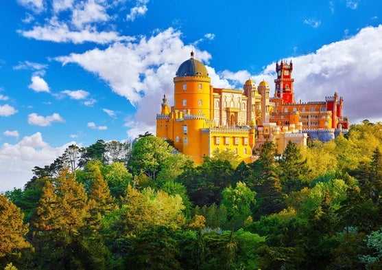 Palacio de la Pena rodeado de vegetación.