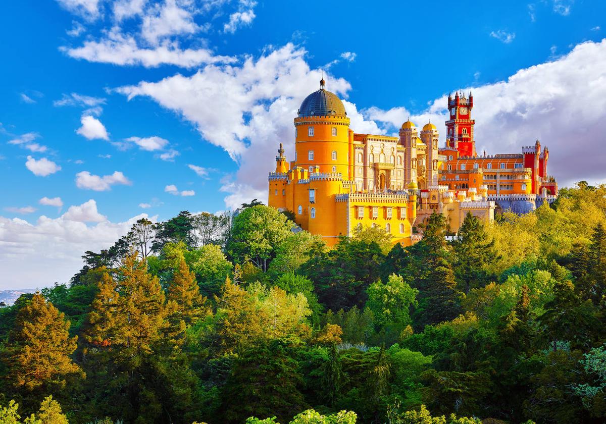 Palacio de la Pena rodeado de vegetación.