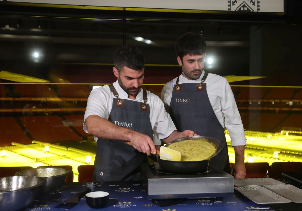 Los cocineros del Teike en plena elaboración de la tortilla el pasado año.