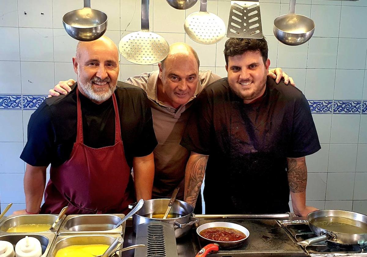 Jon Zamarripa, propietario de El Caserío, en el centro, flanqueado por los cocineros Patxi Zugazaga y Kevin Martínez.