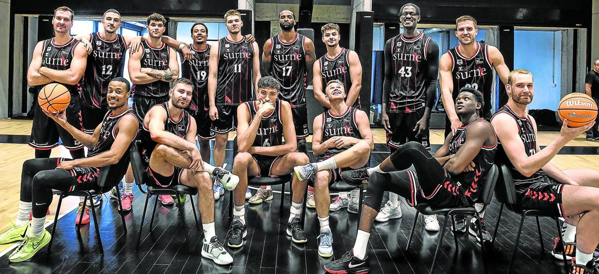 Plantilla del Bilbao Basket al completo posa para EL CORREO en la cancha del polideportivo de Artxanda, donde el equipo se entrena a diario.