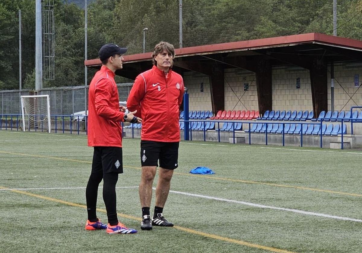 Guerrero charla con uno de sus ayudantes al término del entrenamiento de este viernes.