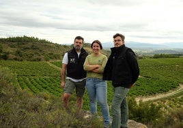 Iñigo Echevarría, Izaskun Orive y Daniel Teso en un viñedo de Labastida.