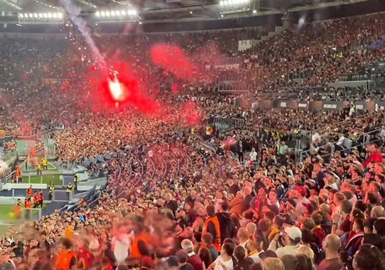 Las imágenes de la vergüenza: así cayó la bengala lanzada por ultras del Athletic sobre la afición de la Roma