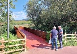 Los vecinos Pablo Lozano y Juan Vicente Sánchez, reflexionan sobre el puente.