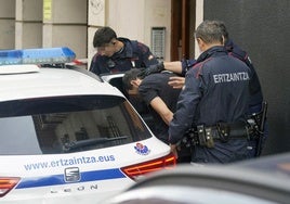 Ertzainas, durante una detención anterior a estos hechos.