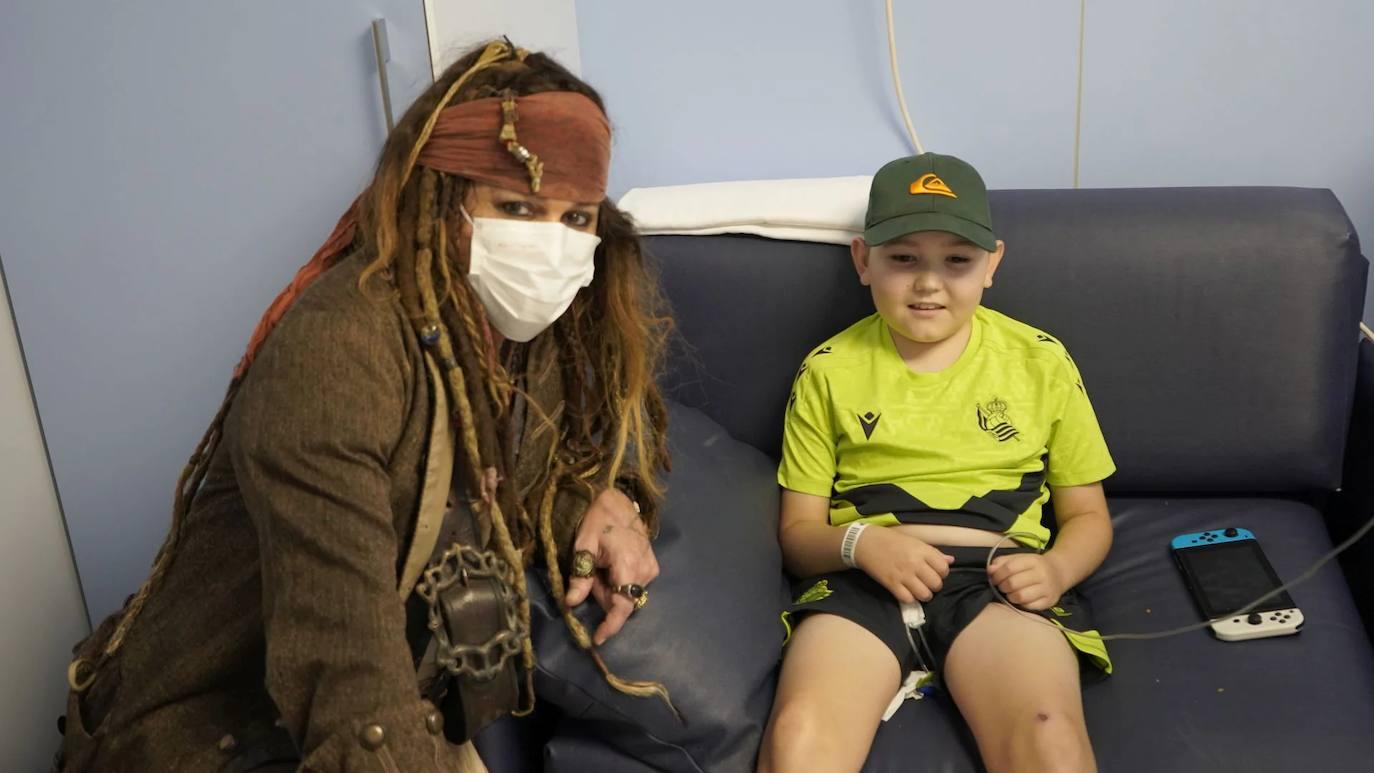 Las imágenes de Johnny Depp como Capitán Jack Sparrow en el Hospital de Donostia