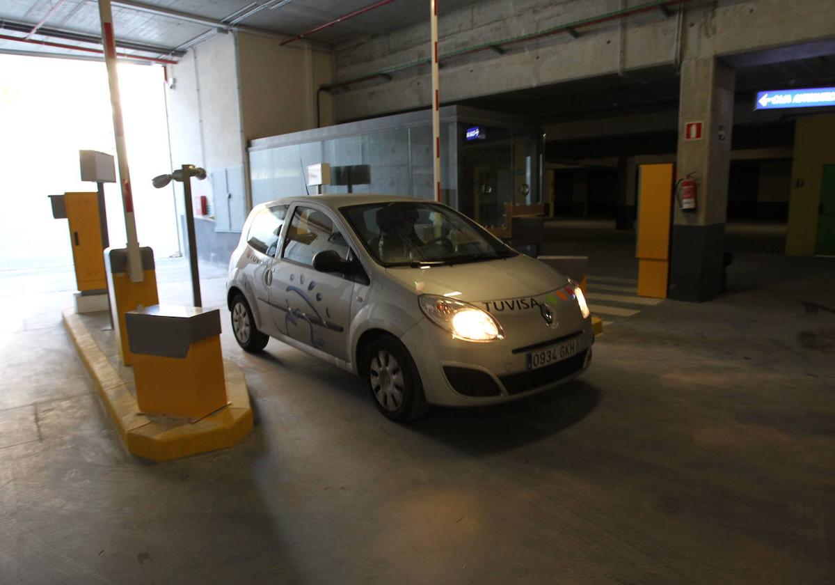 Acceso a un estacionamiento subterráneo de Vitoria.