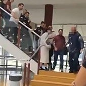 Un profesor de la UPV sale escoltado de Leioa por un escrache de alumnos