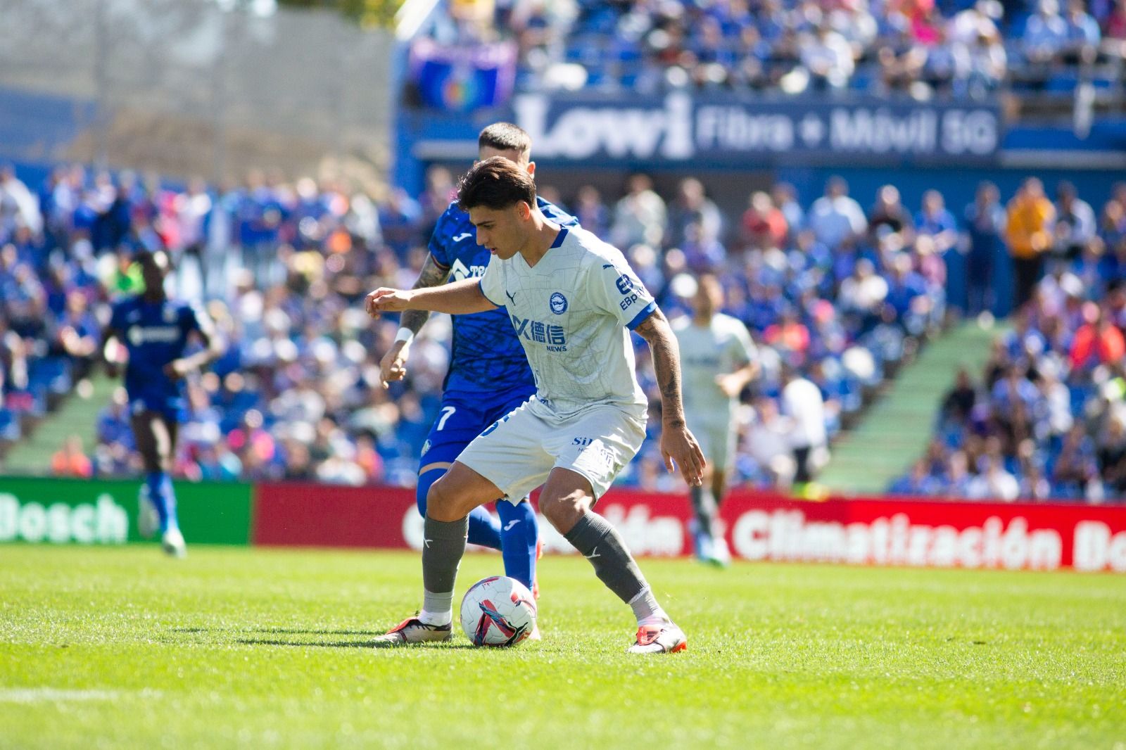 Carlos Martín lucha por un balón en el encuentro ante el Getafe.