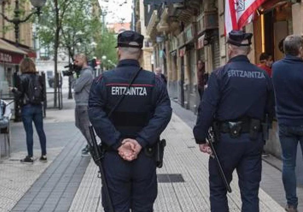 Dos agentes dela Ertzaintza coordinan la seguridad en los viajes del equipo