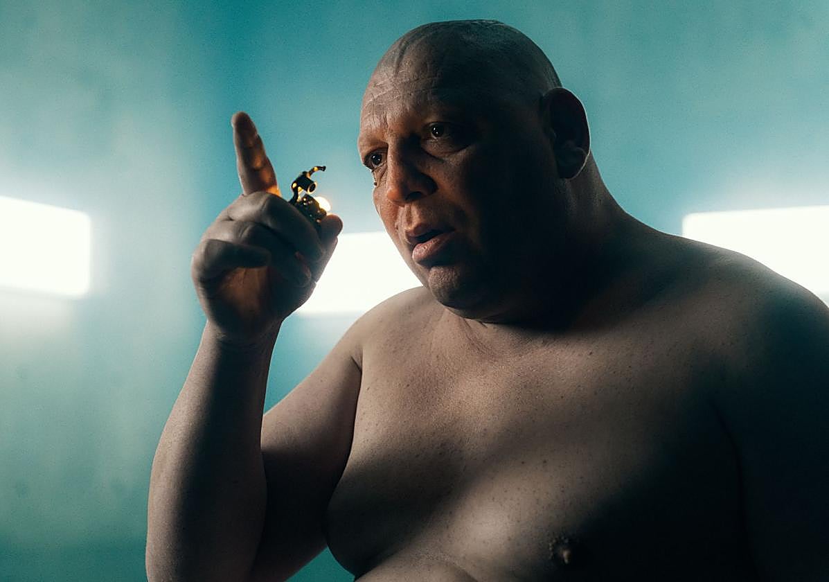 Un irreconocible Hovik Keuchkerian en 'El Hoyo 2'.