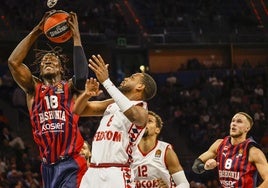 Diop trata de hacerse fuerte bajo el aro rival.