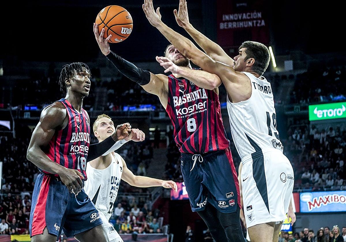 Tadas Sedekerskis busca la canasta ante la oposición de Todorovic.