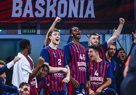 Los jugadores baskonistas celebran en el banquillo.