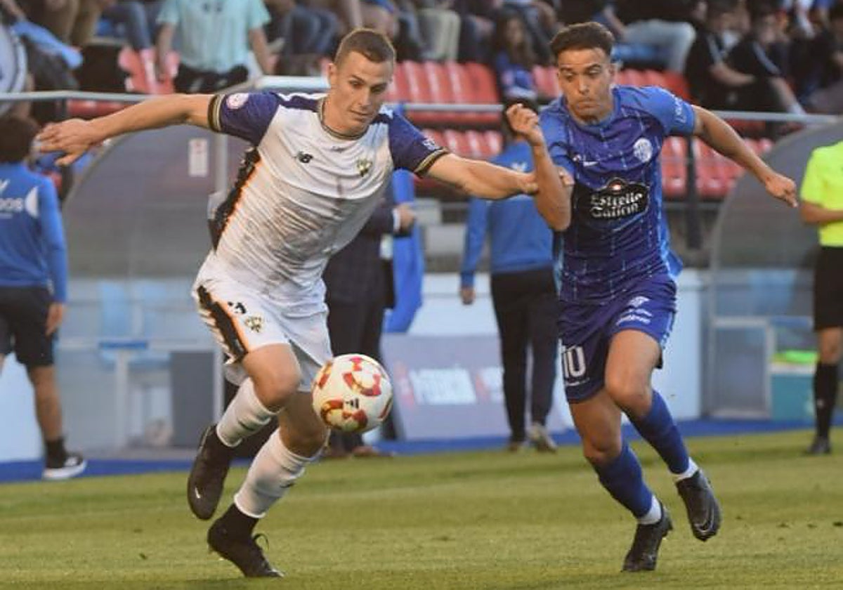Borja García y Alberto Gil luchan por hacerse con un balón.