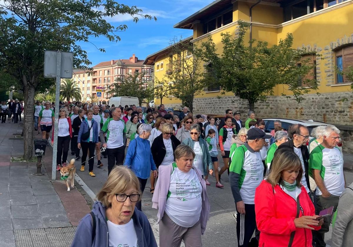 La marcha contra el cáncer ha inundado las calles de Amurrio esta mañana.