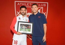 Jesús Navas junto a Óscar de Marcos al entregarle el recuerdo.