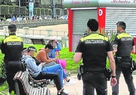 Agentes identifican a varias personas en la Playa de Ereaga.