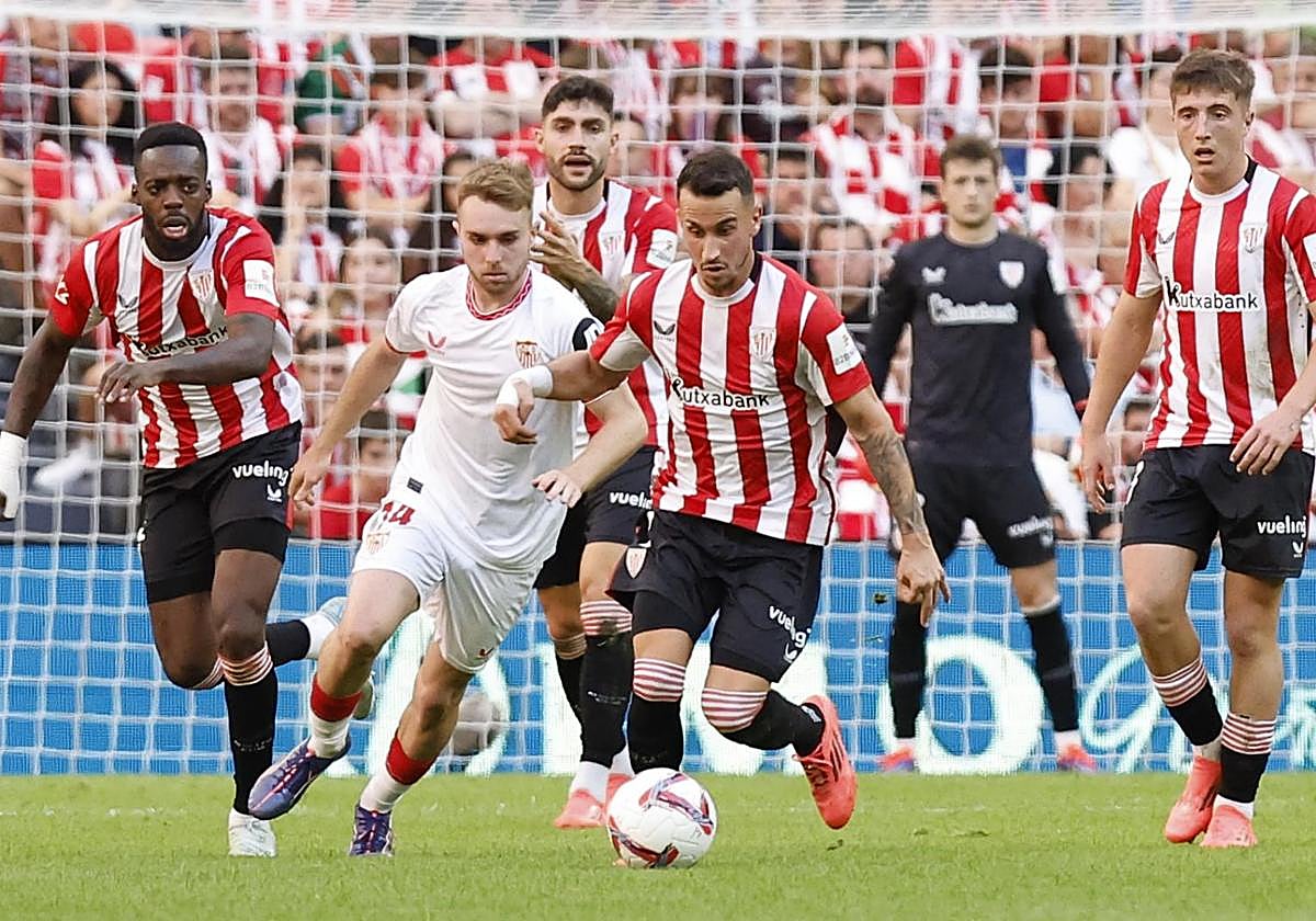 Berenguer conduce el balón en el partido ante el Sevilla.