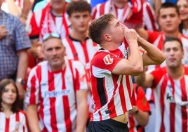 Jauregizar besa el escudo del club tras meter el primer gol.