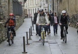 Turistas de Pamplona recorren las calles del Casco Viejo de Vitoria en bici.