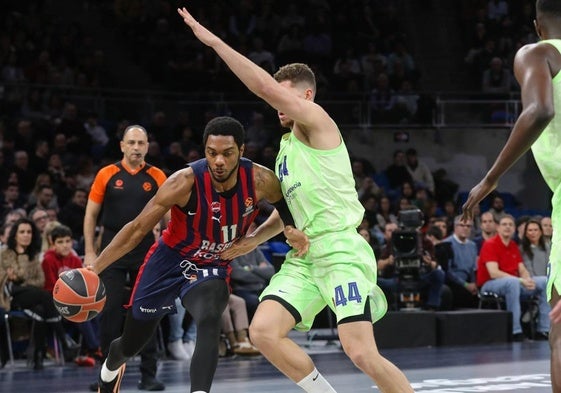 Forrest saca al Baskonia del laberinto