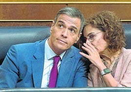 María Jesús Montero comenta una votación con Pedro Sánchez en el Congreso.